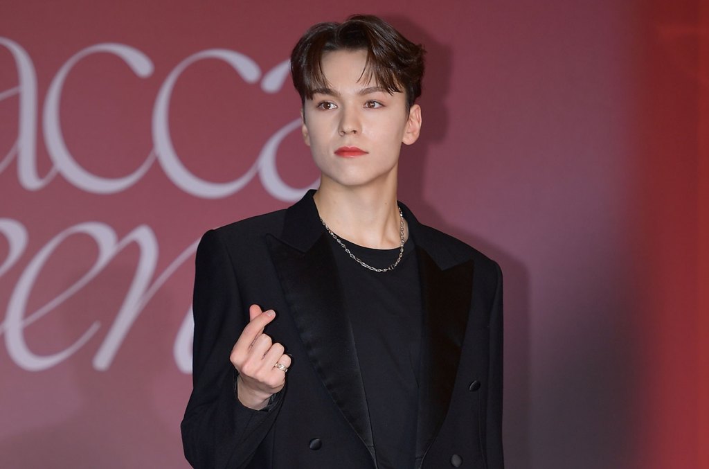 seventeen’s-vernon-says-‘i’ll-be-back’-with-new-single-as-he-enlists-in-south-korean military