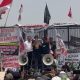 anggota-dpr-temui-massa,-janji-tuntaskan-ruu-perampasan-aset