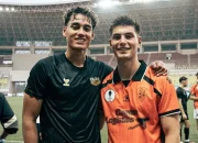rafael-struick-bersinar-dan-cetak-gol-kilat,-dewa-united-hajar-brisbane-roar-4-0