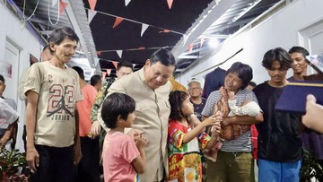 malam-malam,-prabowo-kunjungi-hunian-baru-warga-eks-bantaran-rel-senen