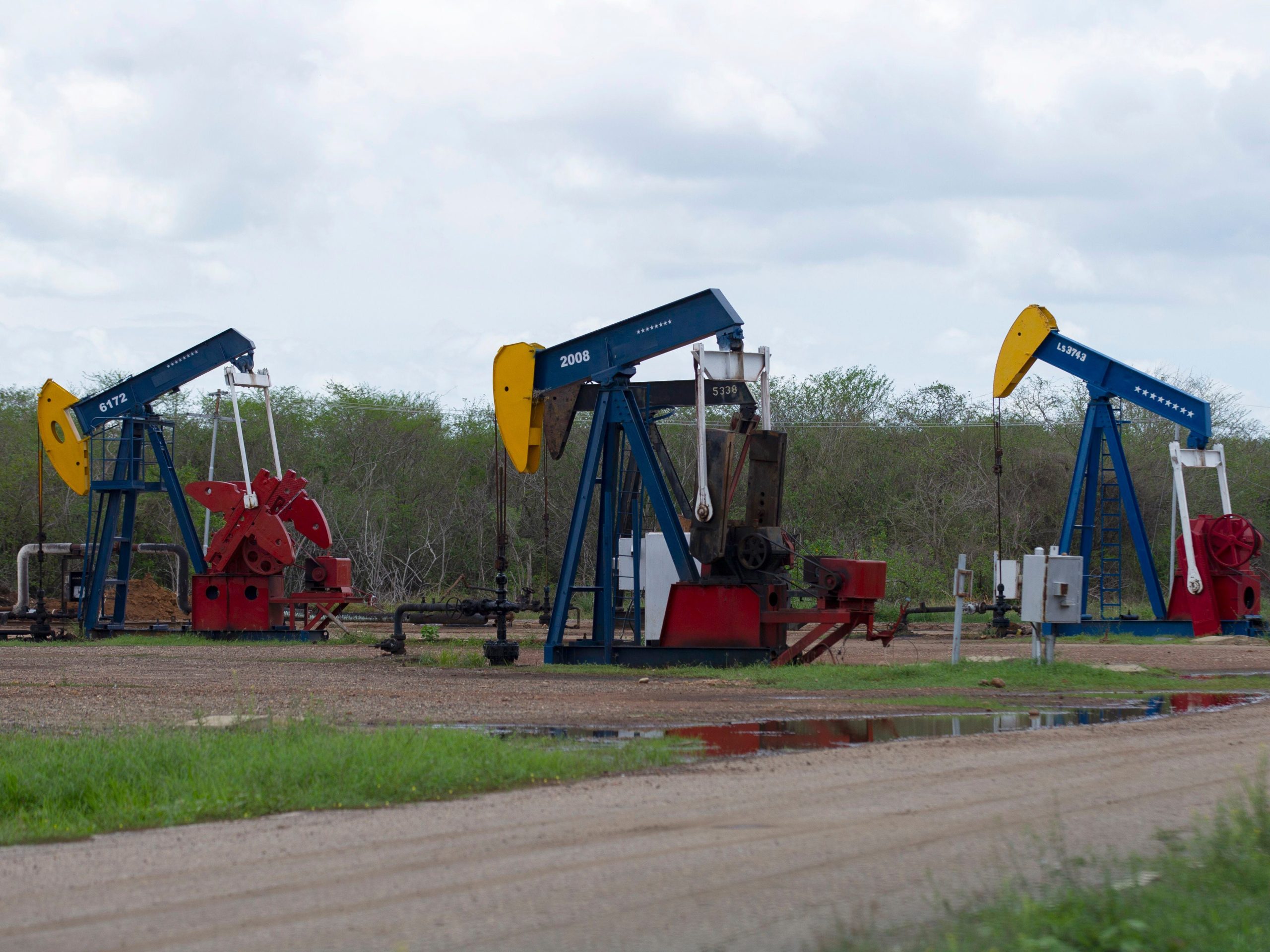 trump-said-the-us-government-has-reached-a-deal-to-secure-65-billion-barrels-of-oil-reserves-in-venezuela
