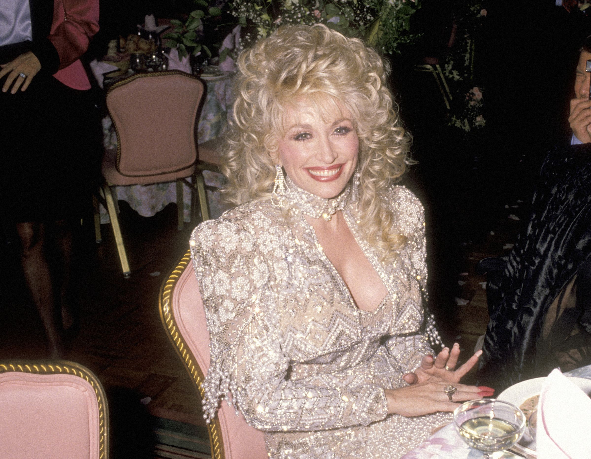 there-are-so-many-conspiracy-theories-about-dolly-parton-and-vaccines