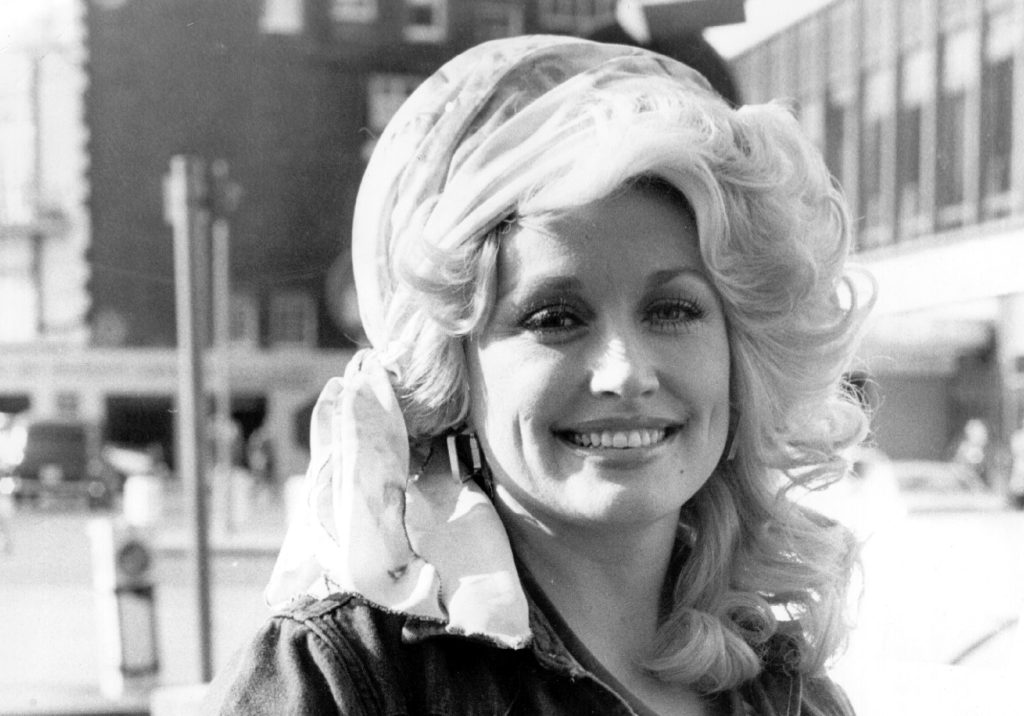 dolly-parton-returns-to-billboard-200-top-5,-notching-second-highest-charting-album ever