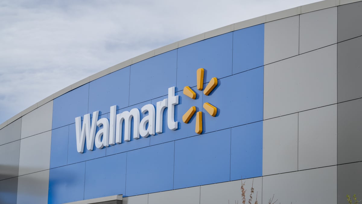walmart’s-new-tap-to-pay-sign-has-the-internet-roasting-its-ai-art