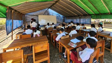 puluhan-tenda-untuk-sekolah-darurat-dibangun-pascagempa-ntt