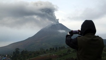 gunung-sinabung-berstatus-siaga,-warga-masih-nekat-masuk-zona-merah