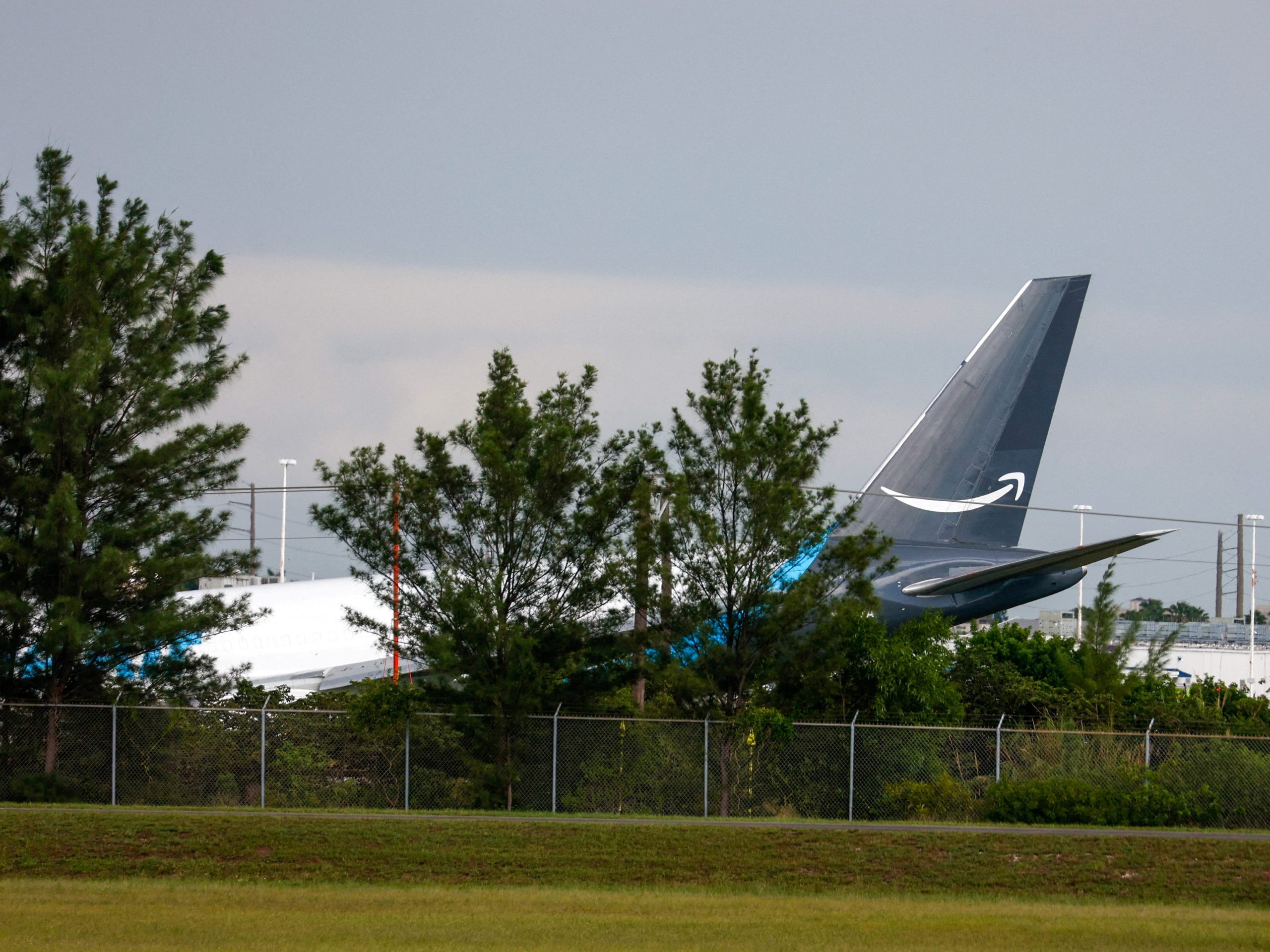 amazon-prime-air-cargo-plane-overshoots-runway-and-crashes-in-miami,-killing-at-least-5-people