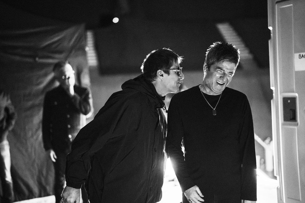 ‘oasis:-don’t-look-back-in-anger’-captures-the-gallagher-brothers-like-never-before:-5-best moments