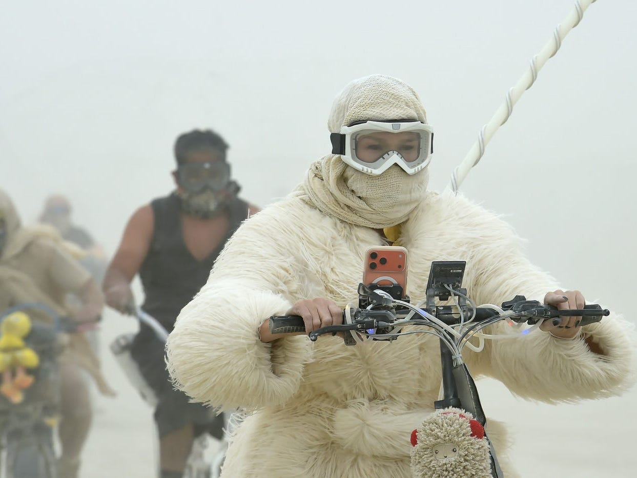 19-surreal-photos-show-the-mud,-chaos,-and-glamour-of-burning-man
