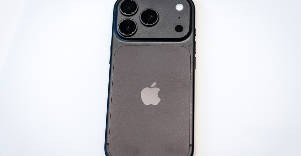 the-black-iphone-pro-returns