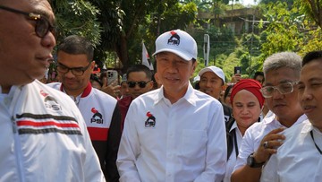 hadiri-khitanan-putra-kiai-di-cirebon,-jokowi-didampingi-pengurus-psi