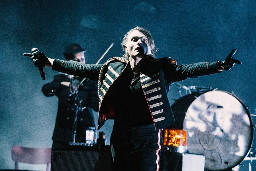 my-chemical-romance-tease-possible-new-album-during-tour-closing show