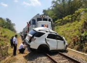 terobos-perlintasan-di-jember,-pengemudi-pajero-tewas-ditabrak-kereta