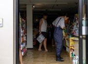 warga-bangkok-serbu-minimarket-borong-bahan-pangan-imbas-banjir