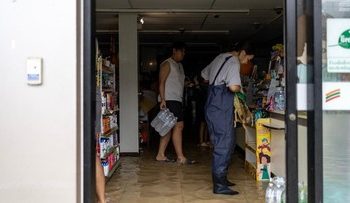 Warga Bangkok Serbu Minimarket Borong Bahan Pangan Imbas Banjir