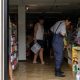 warga-bangkok-serbu-minimarket-borong-bahan-pangan-imbas-banjir