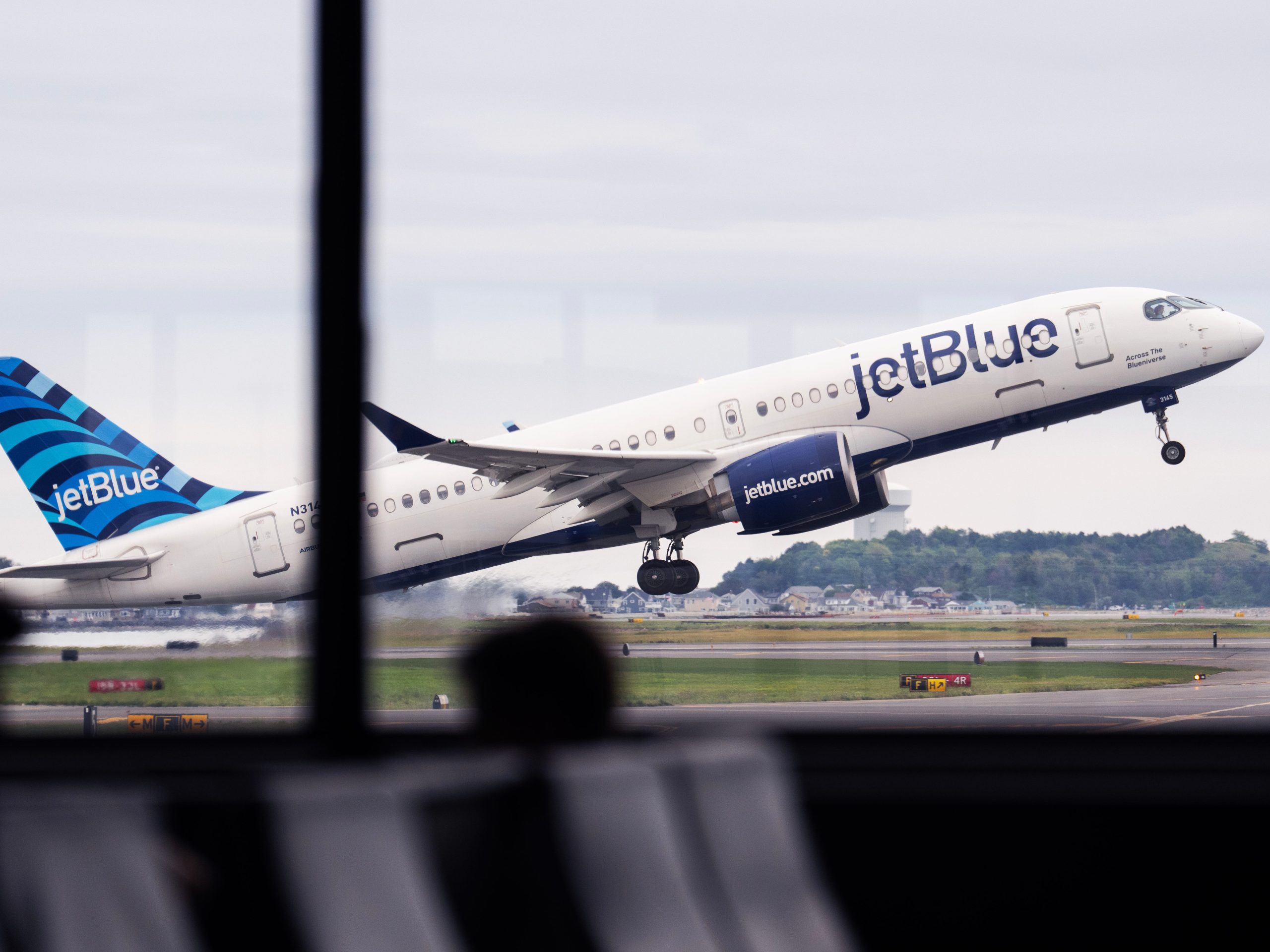 airlines-waive-change-fees-as-nor’easter-hits-northeast