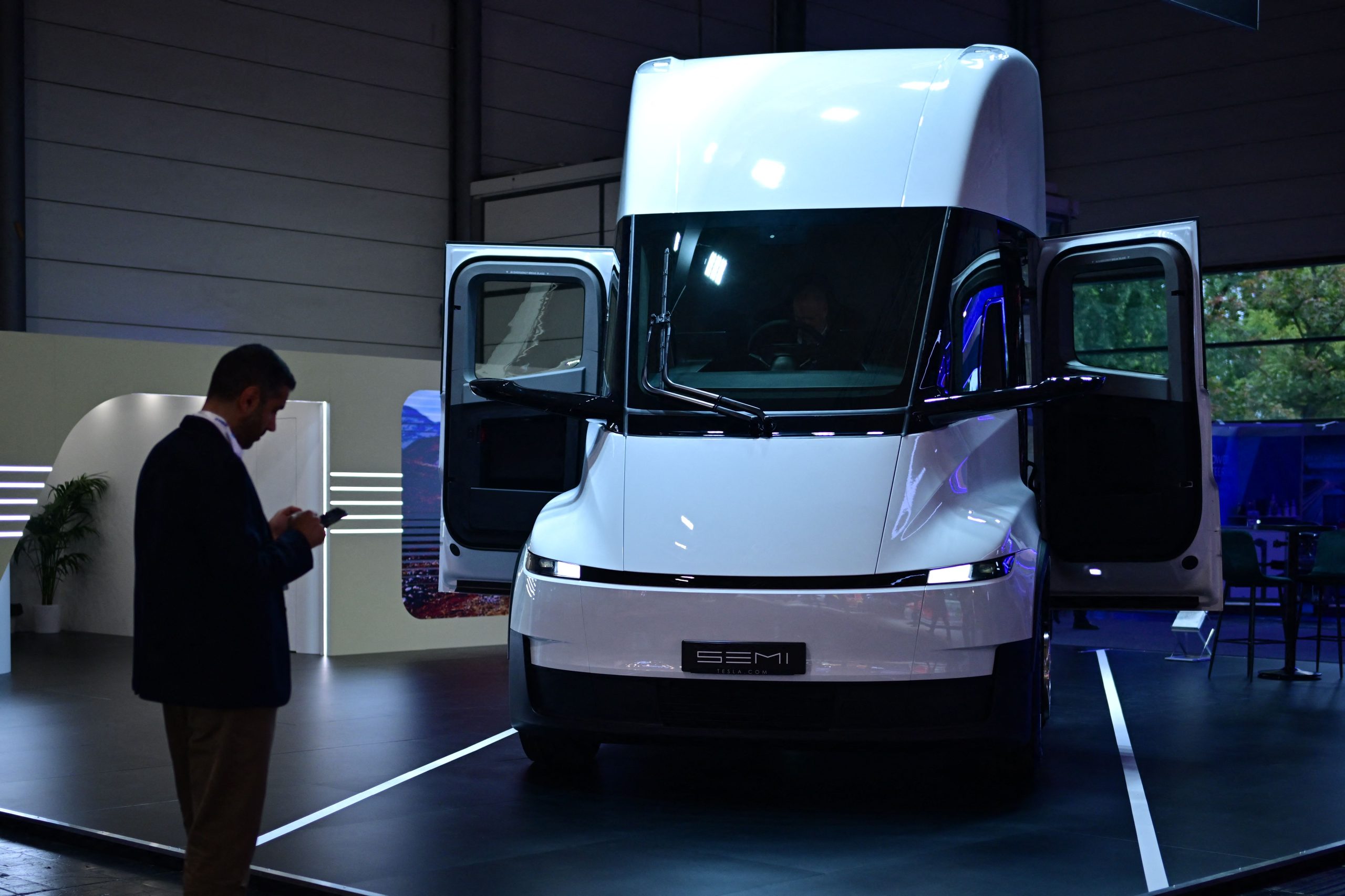 nearly-a-decade-later,-the-electric-tesla-semi-is-here