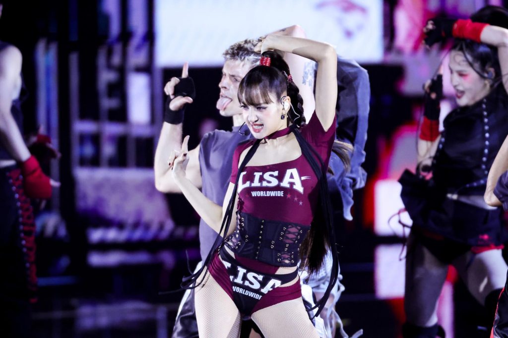 lisa-pays-tribute-to-thailand-with-high-octane-‘sawadika’-performance-at-vmas 2026