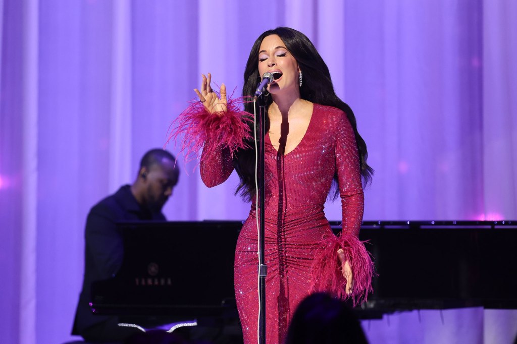 kacey-musgraves-honors-dolly-parton-with-a-heartfelt-‘i-will-always-love-you’ at vmas 2026