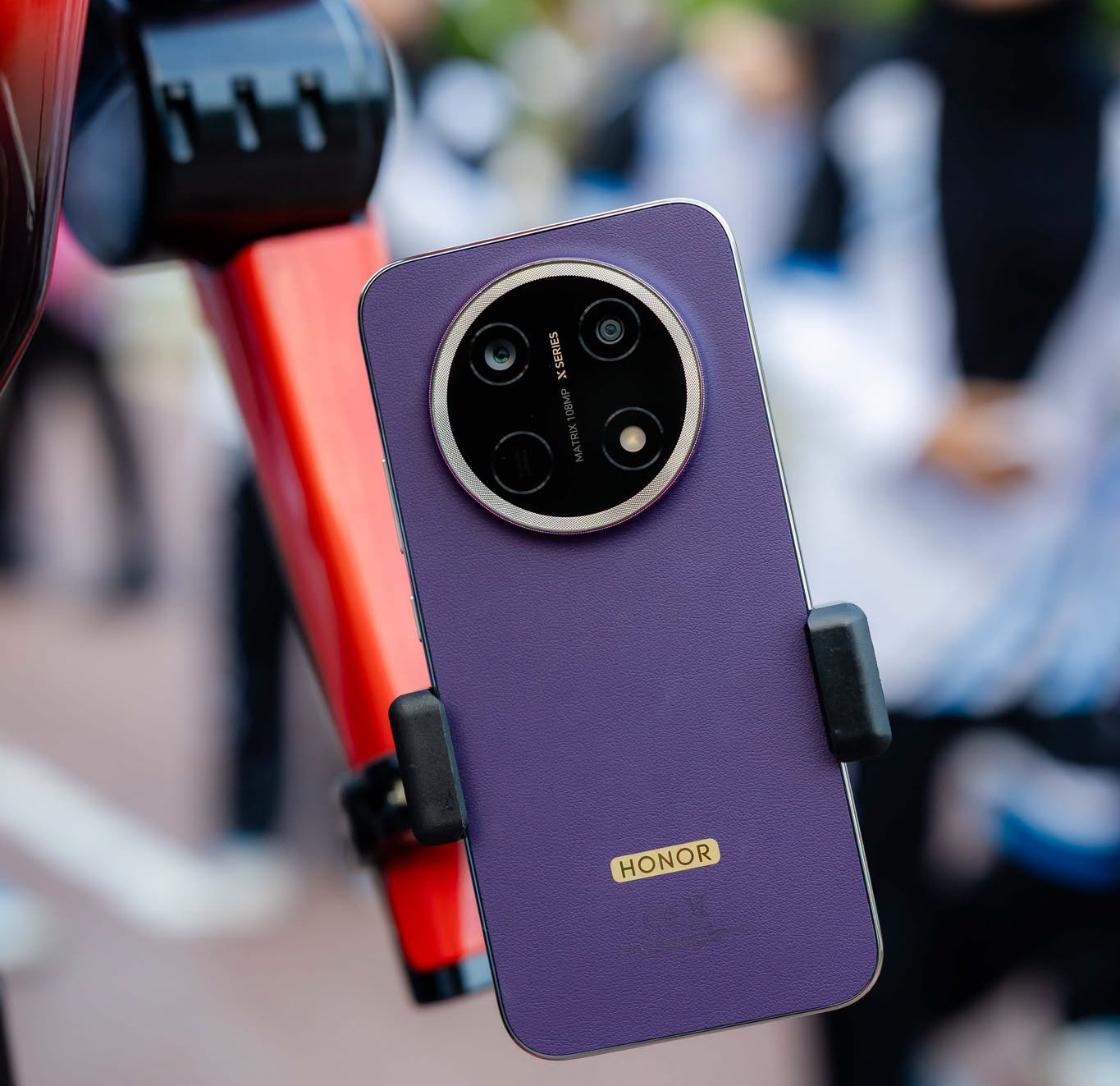 honor-x9e-pro-resmi,-bawa-baterai-11.000-mah-dan-bisa-jadi-powerbank