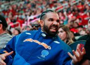 Drake Shows Off New Platinum Cash Money Chain: ‘You Think You Guys Could Buy Our Artifacts?’