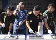 58-iphone-sitaan-bea-cukai-aceh-dihancurkan-pakai-palu-dan-gerinda