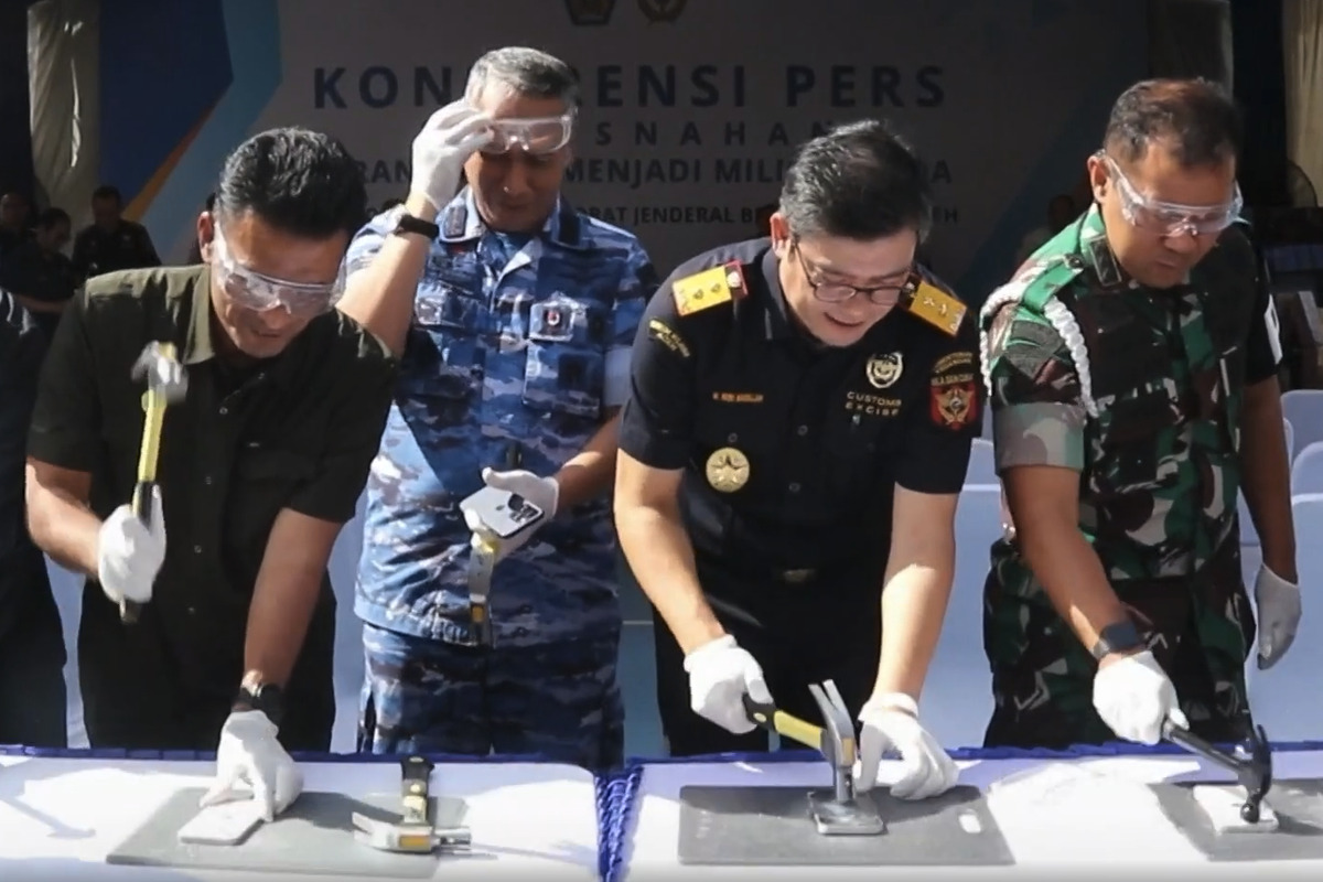 58-iphone-sitaan-bea-cukai-aceh-dihancurkan-pakai-palu-dan-gerinda