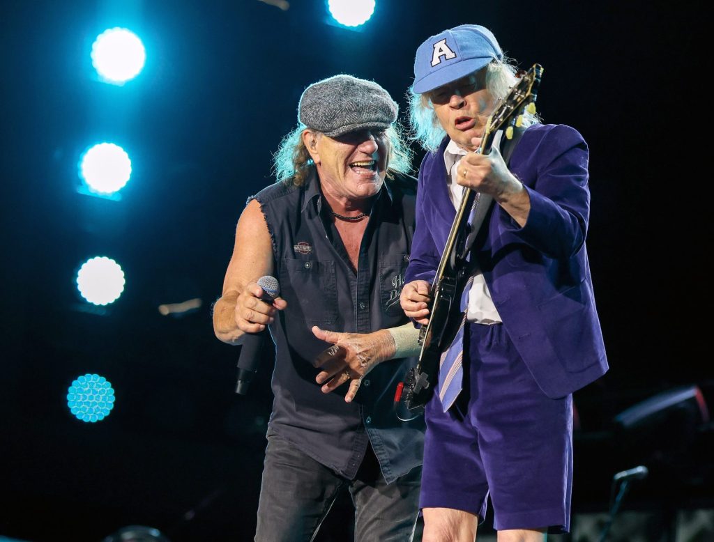 ac/dc-brings-out-foo-fighters’-dave-grohl-for-‘highway-to-hell’-at-metlife show