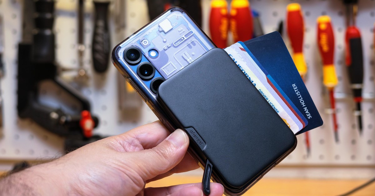 this-toolless-modular-lever-action-wallet-is-the-coolest-i’ve-stuck-to-my-phone