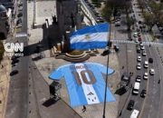 penghormatan-terakhir,-jersei-raksasa-messi-membentang-di-argentina