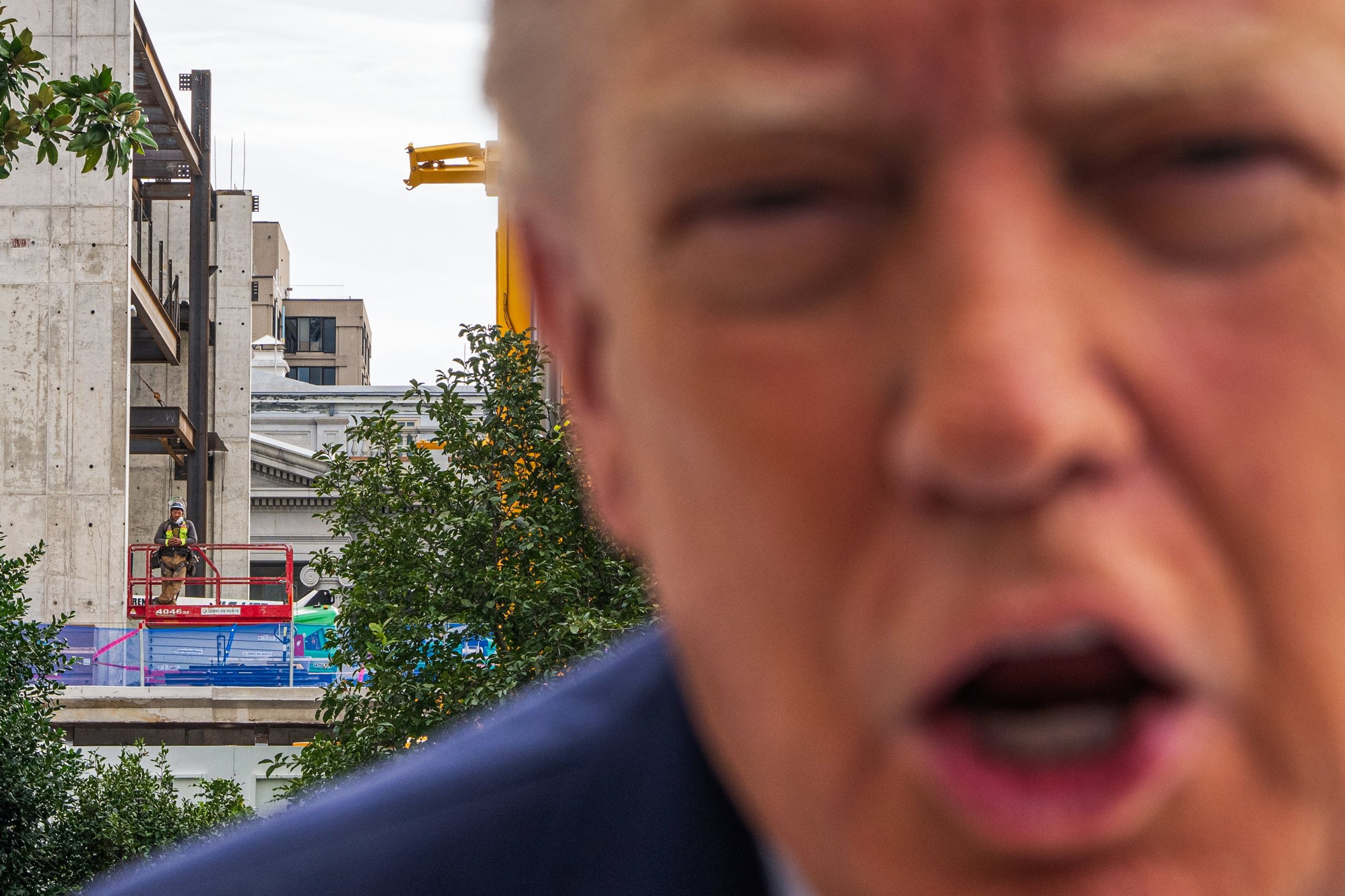 trump-is-feeling-insecure-about-the-size-of-1-thing-that’s-very-important-to-him