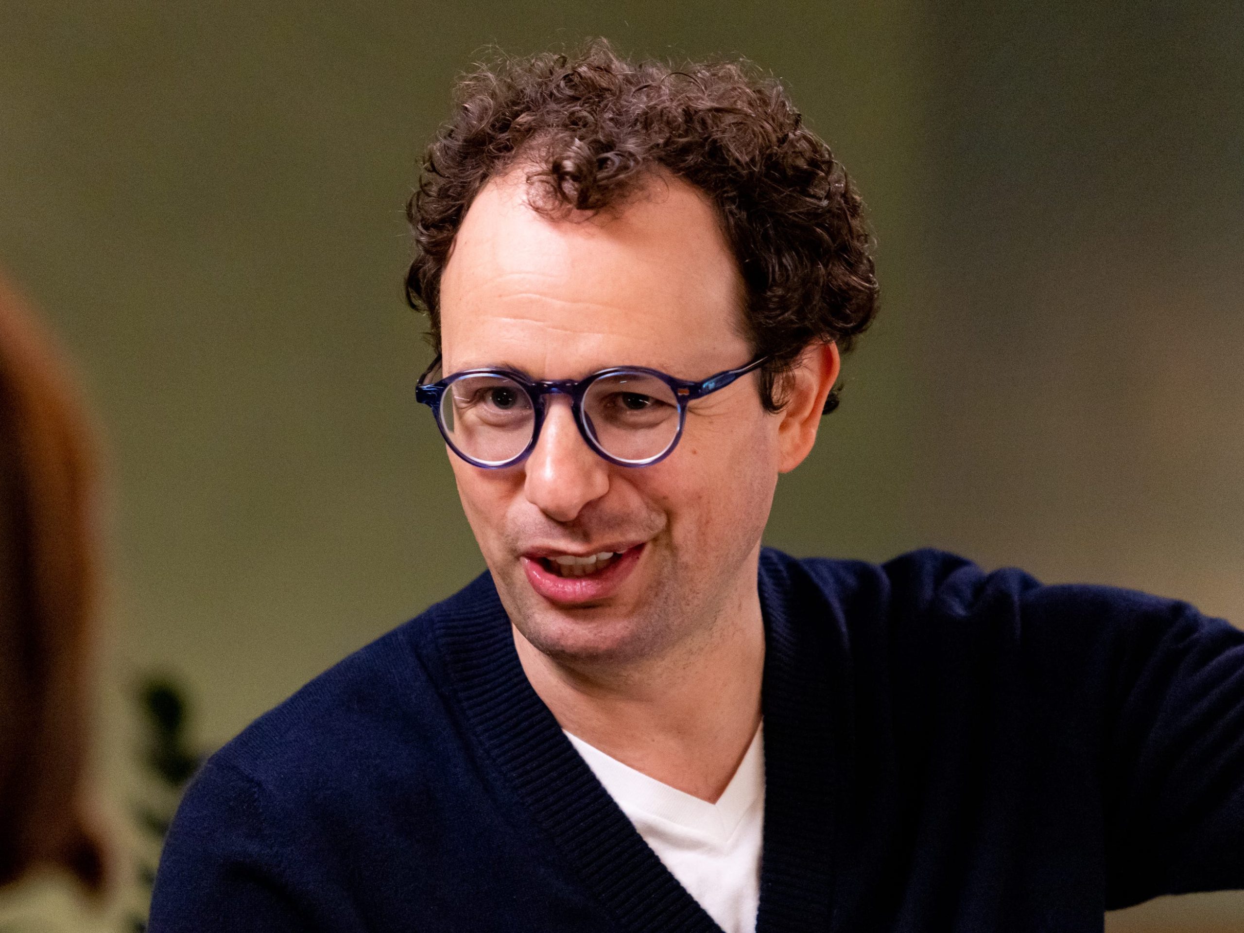 anthropic’s-secret-weapon-is-its-ceo’s-charm,-one-of-its-earliest-investors-says