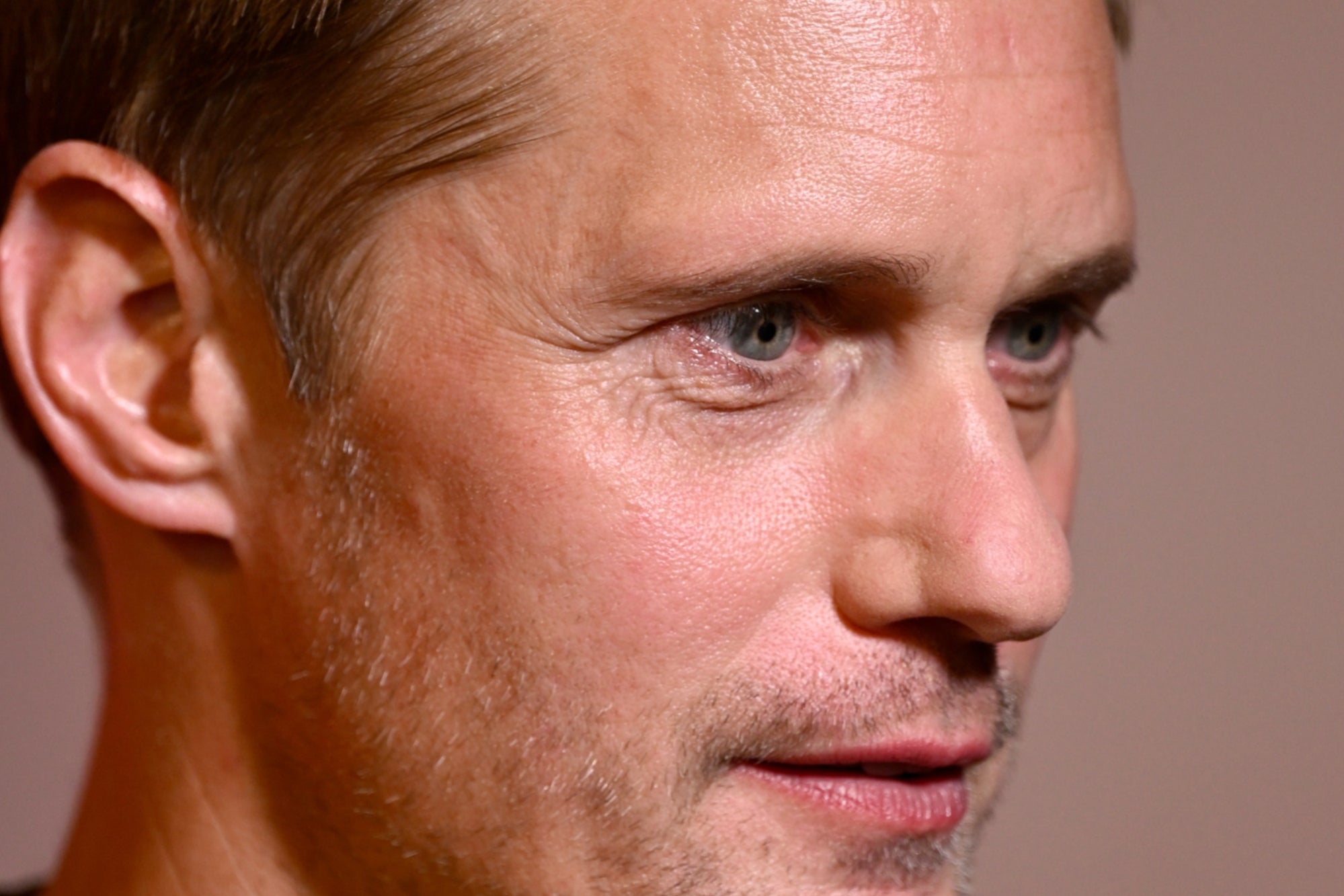 alexander-skarsgard’s-latest-shoe-choice-has-me-so,-so-confused-(and-in-pain)