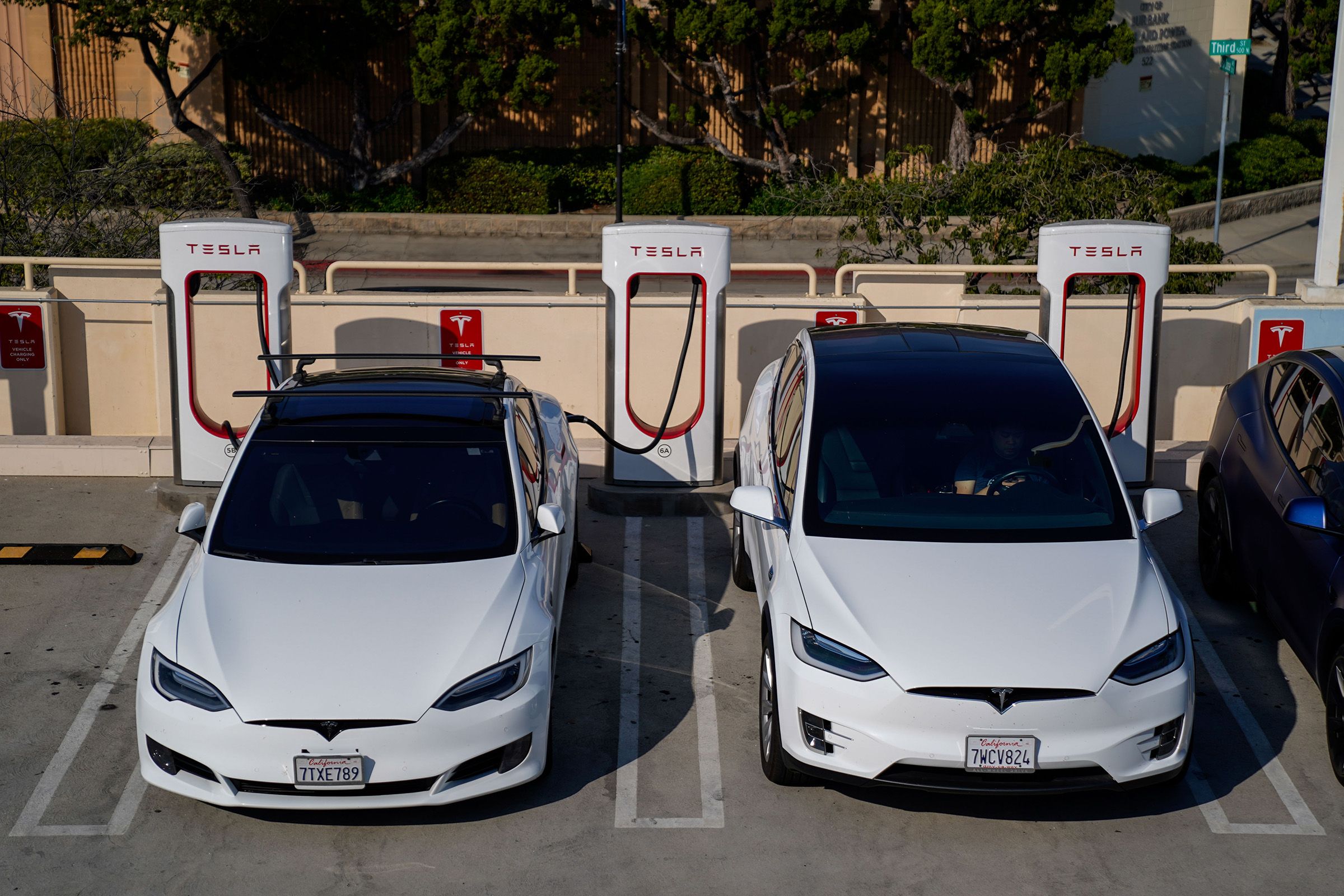tesla’s-‘full-self-driving’-becomes-‘assisted-driving’-in-europe