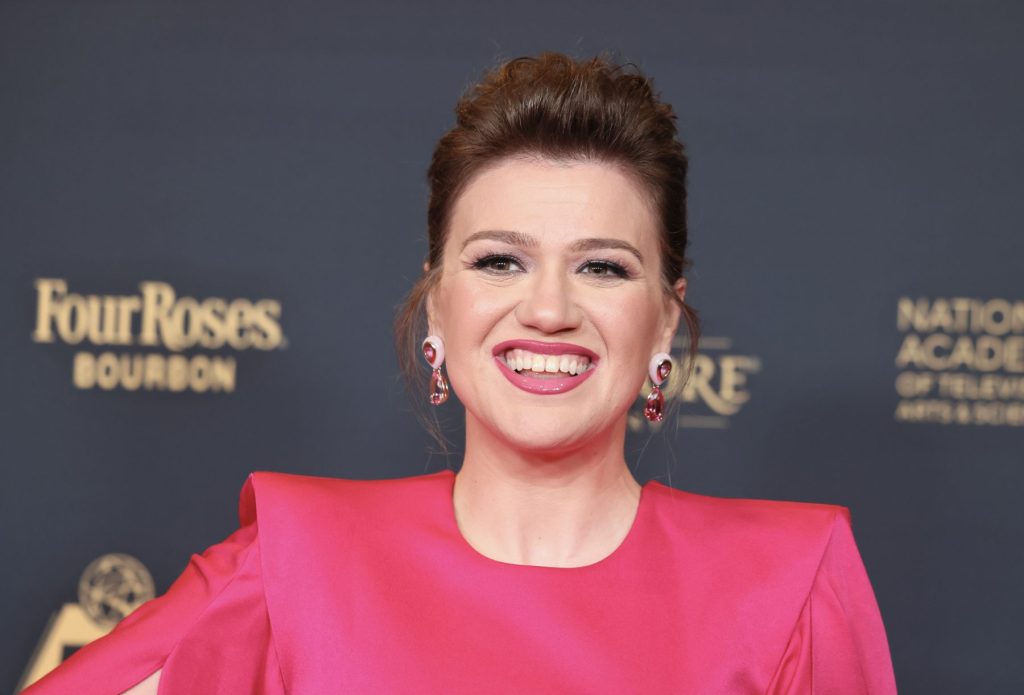 kelly-clarkson-doubles-down-on-brooklyn-store-feud:-‘you’re-also-a liar’