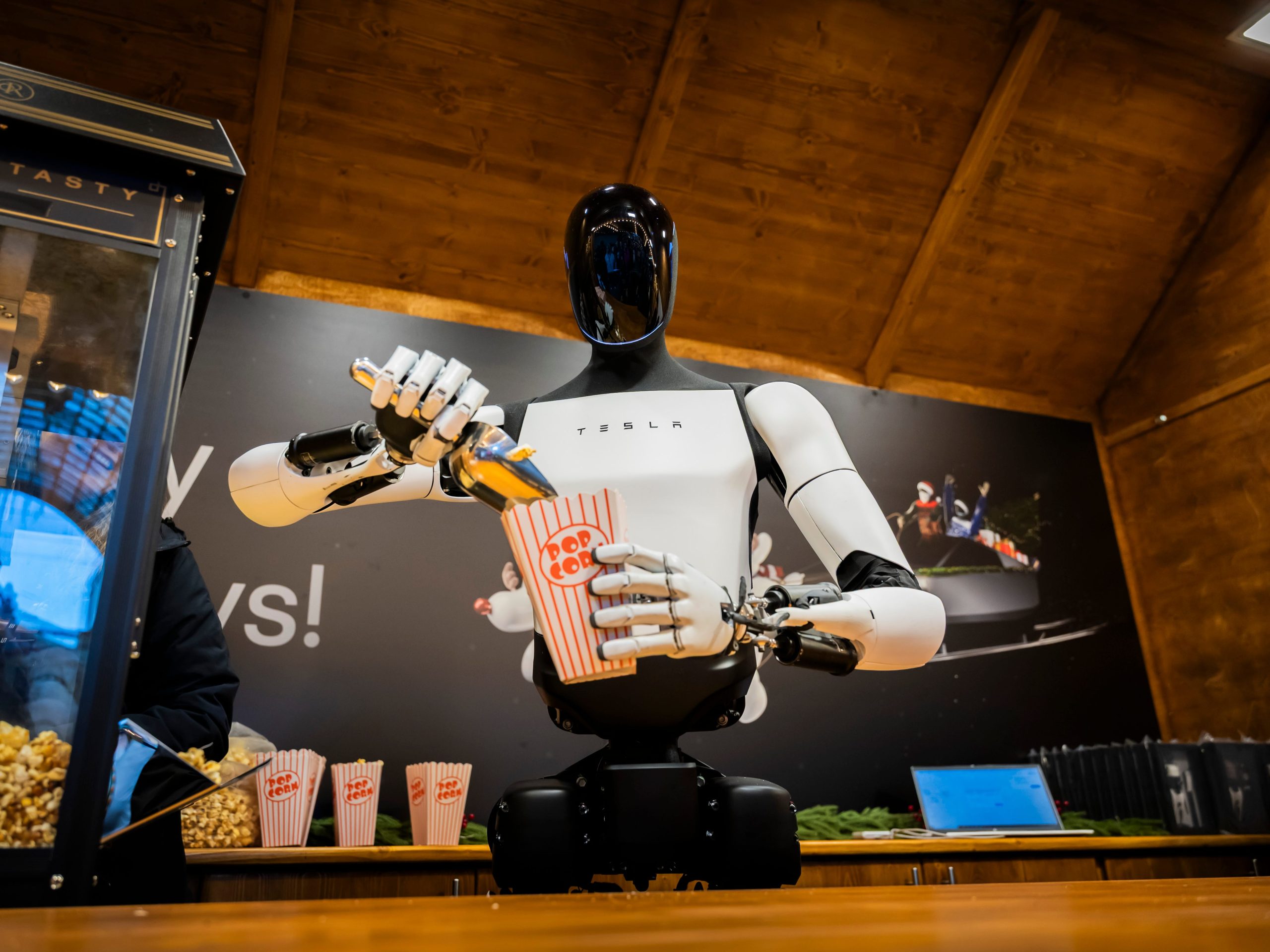 elon-musk-wrangles-with-the-robot-hand