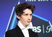 watch-troye-sivan-and-role-model-saddle-up-and-sway-to-troye’s-new-track-‘cowboy’