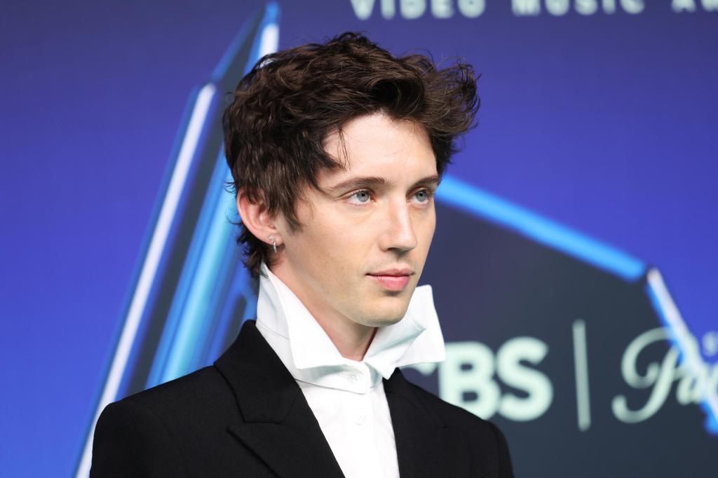 watch-troye-sivan-and-role-model-saddle-up-and-sway-to-troye’s-new-track-‘cowboy’