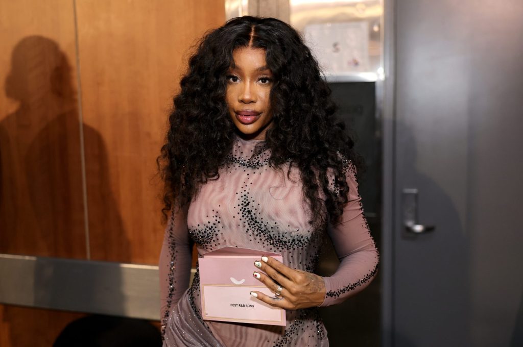 sza-turns-an-art-troll-into-a-reason-to-shop:-‘being-a-hater-gets-expensive,-ain’t it?’
