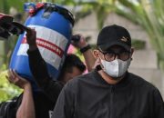 kpk:-bupati-klaten-simpan-rp934-juta-hasil-korupsi-di-dalam-tong