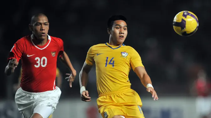 eksklusif!-legenda-thailand-teeratep-winothai-sempat-dibuat-kesal-oleh-nova-arianto