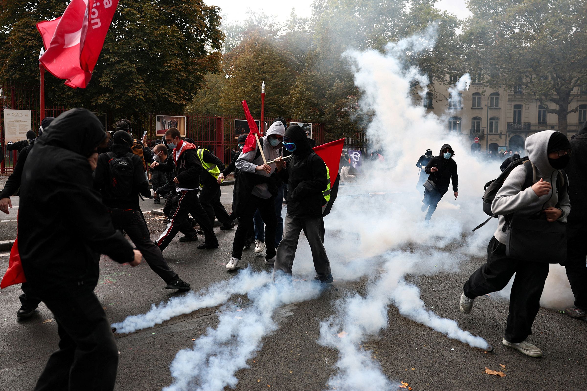 french-government-calls-emergency-meetings-with-platforms-over-protests