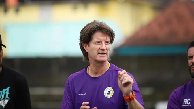 pss-menyambangi-kediri,-pieter-huistra-menyorot-kekompakan-persik