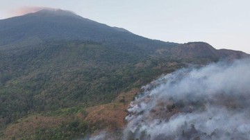 karhutla-gunung-ciremai,-pemkab-koordinasi-pemprov-buat-water-boombing