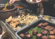 lepas-kangen-yogyakarta,-makan-gudeg-jogja-bu-tinah-di-stasiun-gondangdia