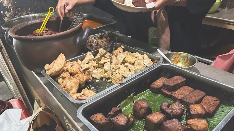 lepas-kangen-yogyakarta,-makan-gudeg-jogja-bu-tinah-di-stasiun-gondangdia