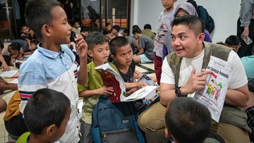 momen-seskab-teddy-‘sidak’-sekolah-rakyat-di-cikarang
