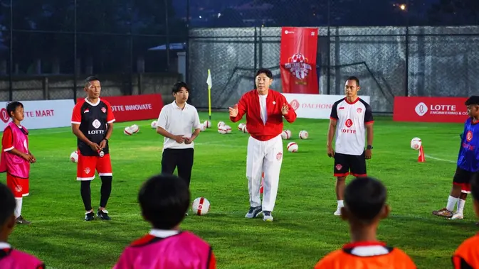 didampingi-2-eks-timnas-indonesia,-shin-tae-yong-berbagi-ilmu-dengan-40-talenta-muda