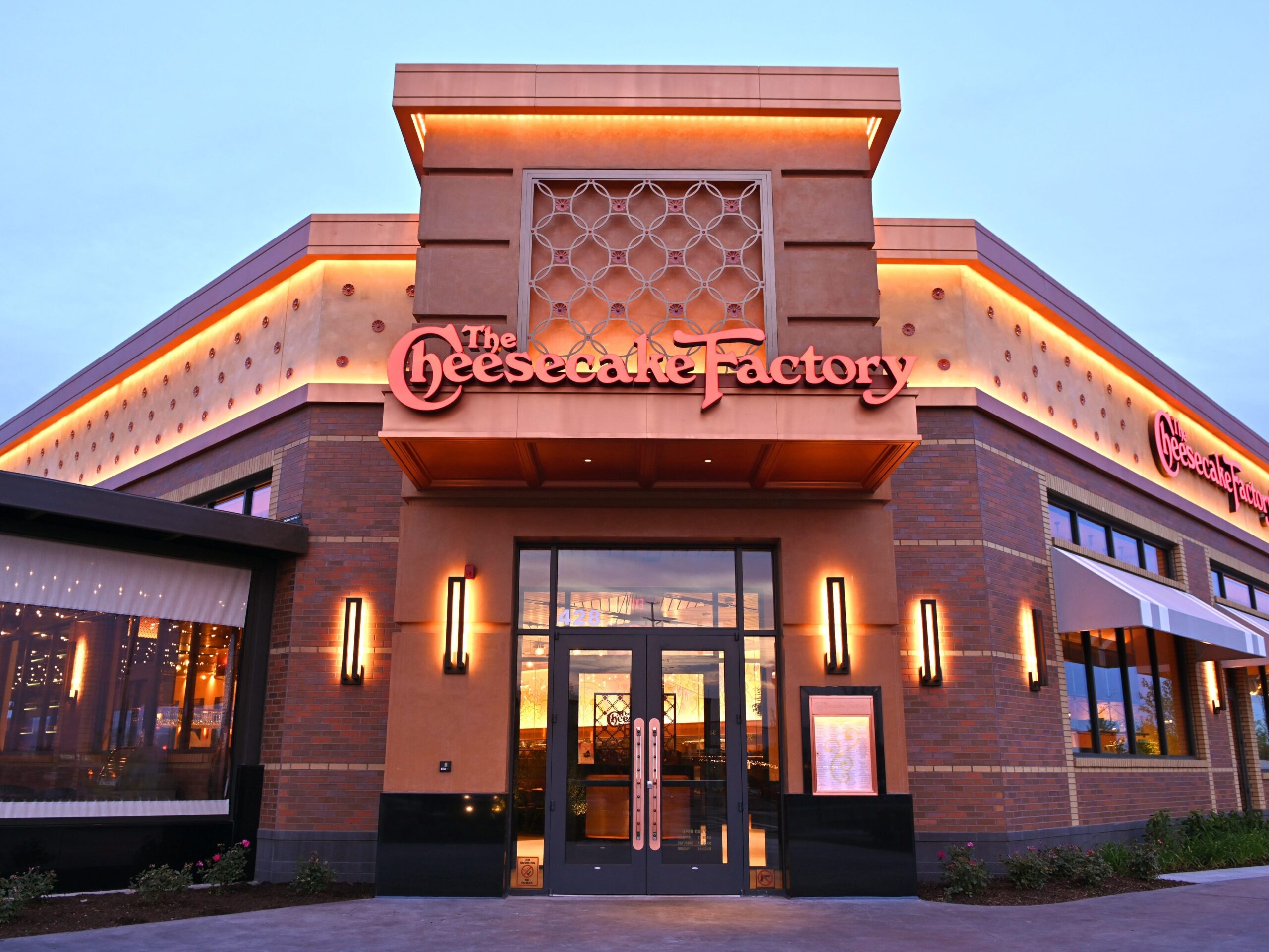 cherry-on-top:-cheesecake-factory-dishes-out-an-earnings-win-from-the-center-of-the-obama-trump-controversy